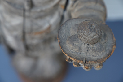 Een grote Chinese houten sculptuur van Guanyin, Ming